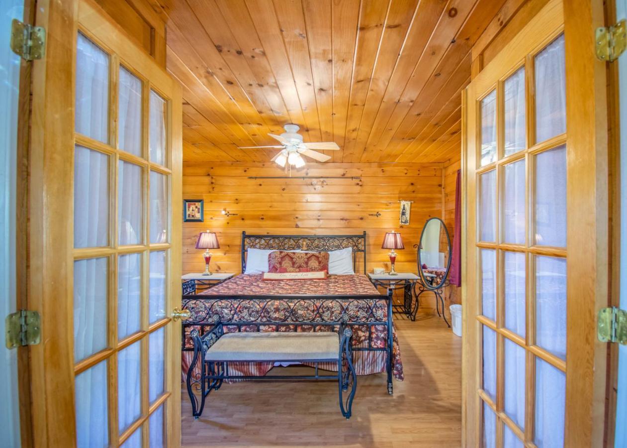 Ladybug Resort Romantic Cabin With Mountain Views, Game Room, Close To Dollywood Севьервилл Экстерьер фото